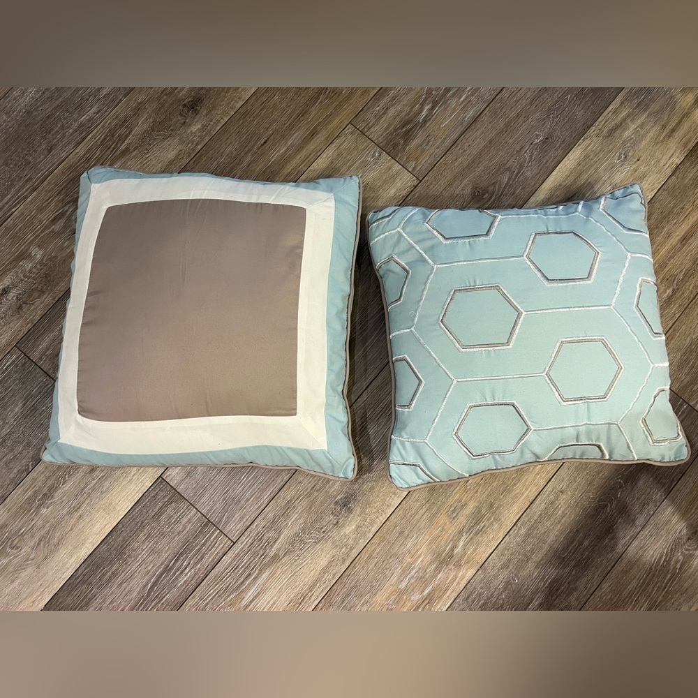 Set of 2 Throw Pillows